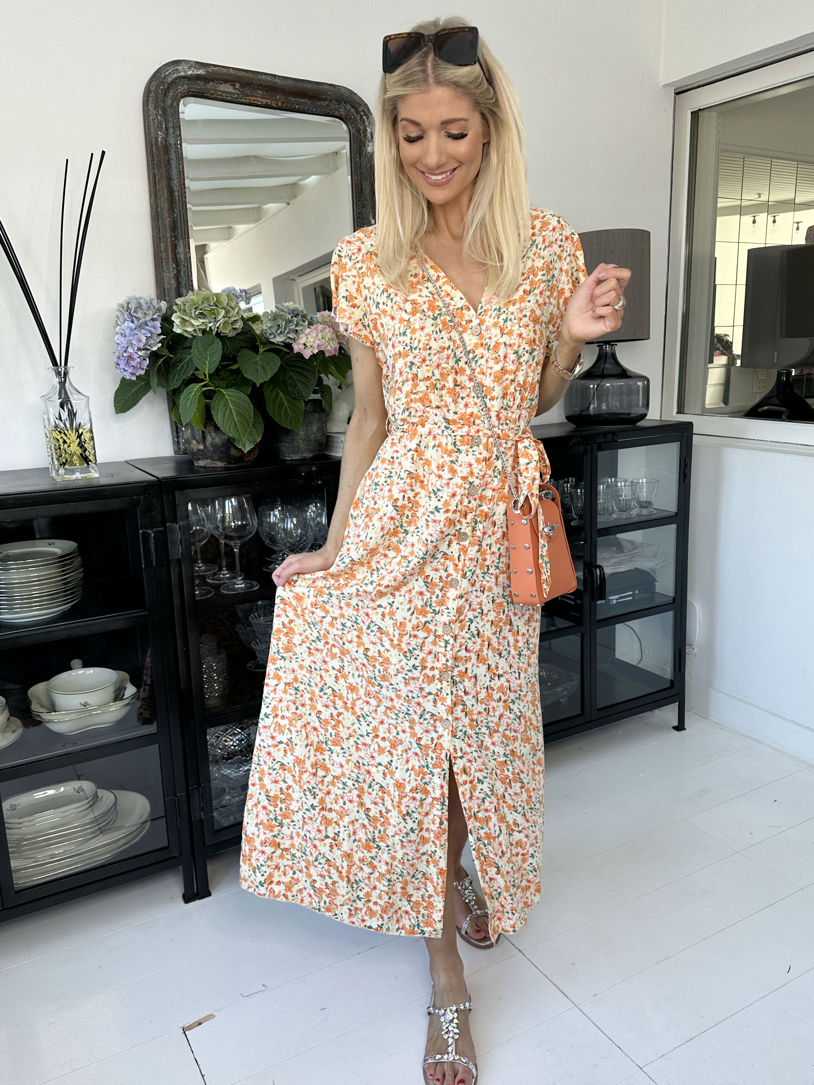 Diora - Blomstret kjole med knapper og bindebånd